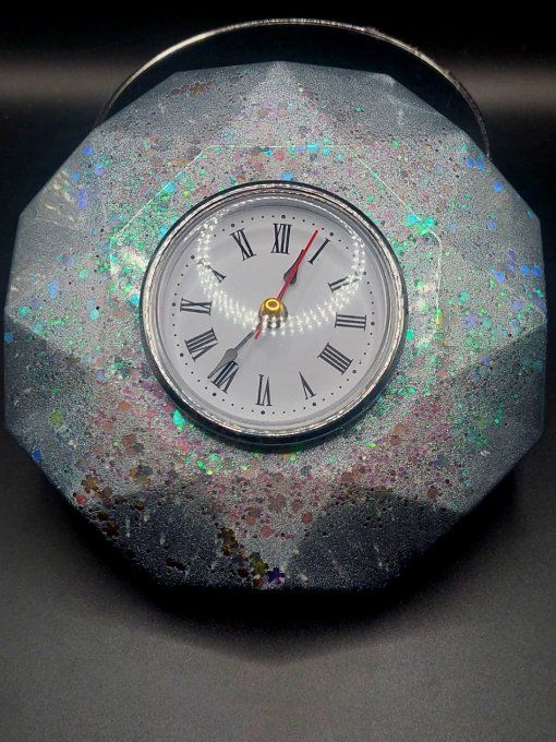 Horloge grise et paillettes holographiques 