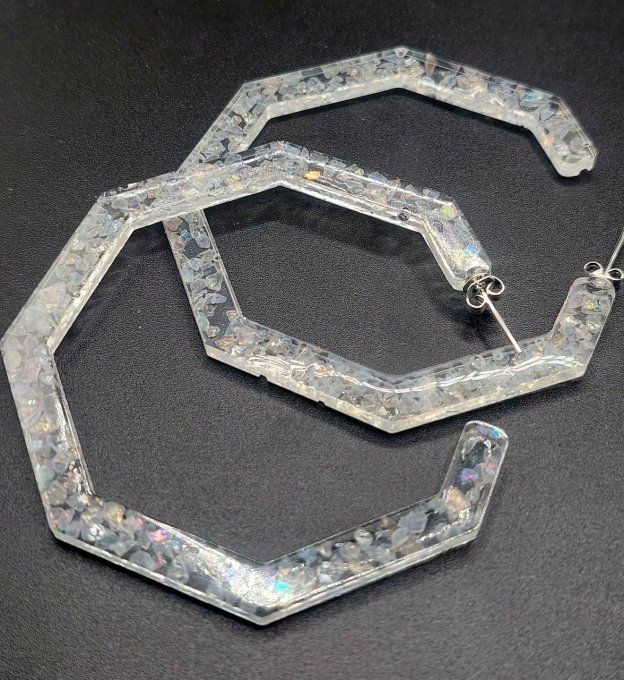 BOUCLES D'OREILLES  -la paire faite en Résine et incrustation de verre brisé blanc 